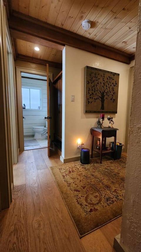 2nd floor Room w Private Facilities Deck Views of Golden Gate Forest Tamalpais Valley WIFI Cable TV Vacation rental in Mill Valley