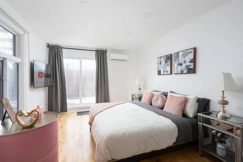 Downtown Luxe: Metro, King Bed, Parking, Sleeps 6 Apartment in Laval