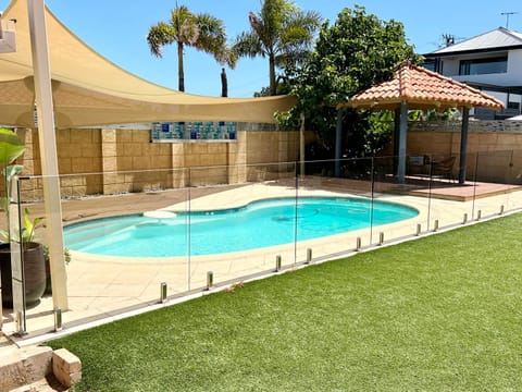 Fun In The Sun Pool Bliss, Ocean Views, Bbq Gril House in Perth