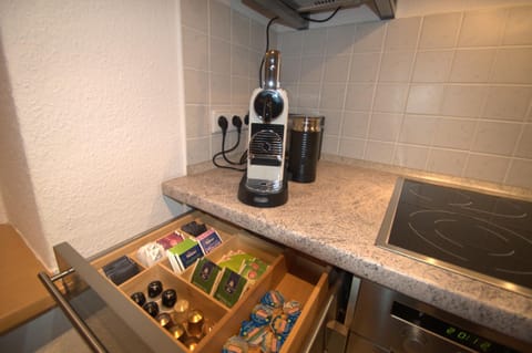 Coffee/tea facilities, Kitchen or kitchenette