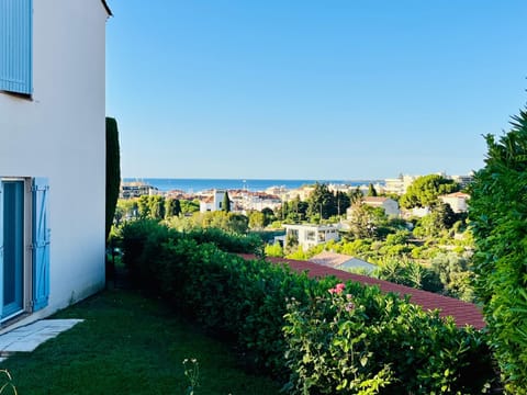 Beautiful house garden-floor with sea view & 10 min walk House in Antibes