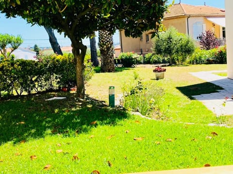 Beautiful house garden-floor with sea view & 10 min walk Casa in Antibes