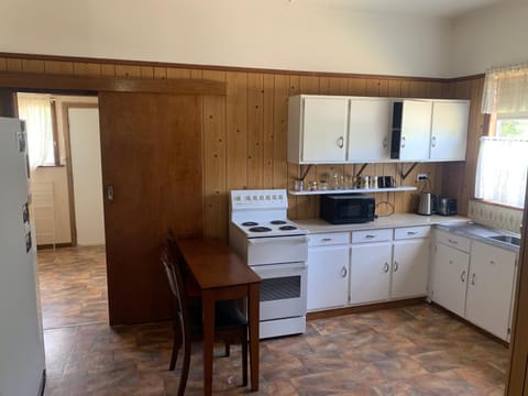 Kitchen or kitchenette, Dining area, dishwasher, minibar, oven, pet friendly, stove, toaster