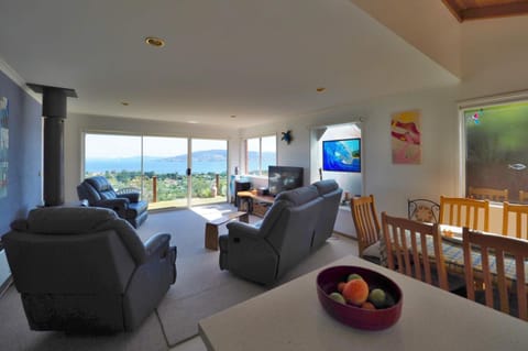 Communal lounge/ TV room, Natural landscape, TV and multimedia, View (from property/room), Living room, Evening entertainment, City view, Landmark view, Mountain view, River view, Quiet street view