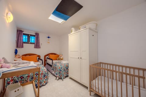 Bedroom, cot