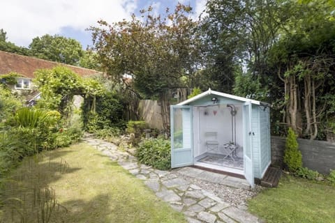 Idyllic Cottage in Dorset Garden & Parking House in North Dorset District