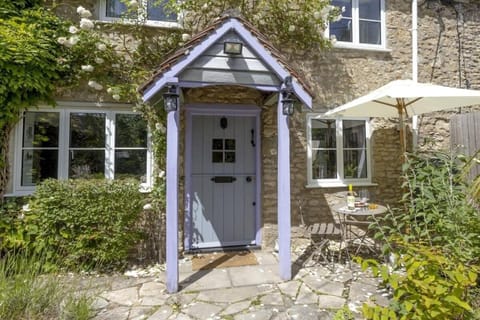 Idyllic Cottage in Dorset Garden & Parking House in North Dorset District