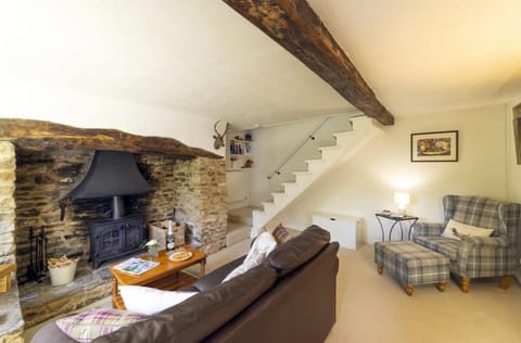 Idyllic Cottage in Dorset Garden & Parking House in North Dorset District