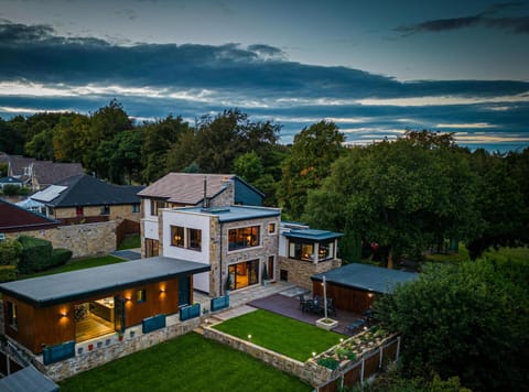 The ‘SHED’ - Summer House Villa in Huddersfield