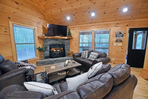 Cozy Bear Retreat - private, dog friendly, fire pit House in Union County