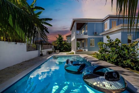 Blu Diamond Luxury Estate Home Villa in Nassau