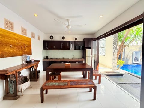 Kitchen or kitchenette, Seating area, Dining area