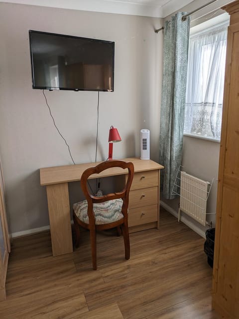 Yvonnehut Vacation rental in Luton