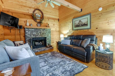 Cozy North Carolina Cabin with Hot Tub and Fire Pit! House in Maggie Valley