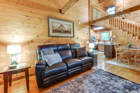 Cozy North Carolina Cabin with Hot Tub and Fire Pit! Casa in Maggie Valley