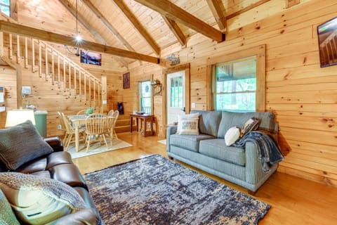 Cozy North Carolina Cabin with Hot Tub and Fire Pit! Casa in Maggie Valley