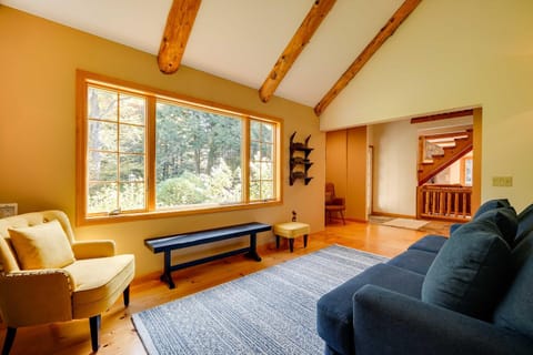 Winhall Home with Deck and Views, 6 Mi to Ski Slopes! Haus in Winhall