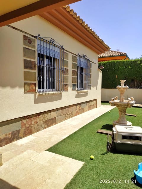 Estupenda casa de 400m2 con terraza y patio House in Seville