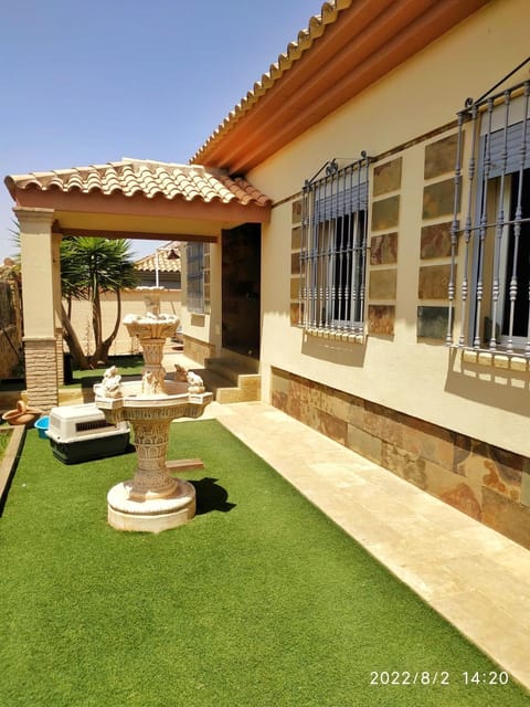 Estupenda casa de 400m2 con terraza y patio House in Seville