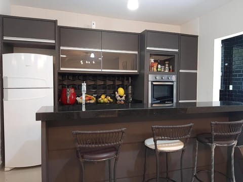 Kitchen or kitchenette, Food and drinks, Dining area, pet friendly, stove