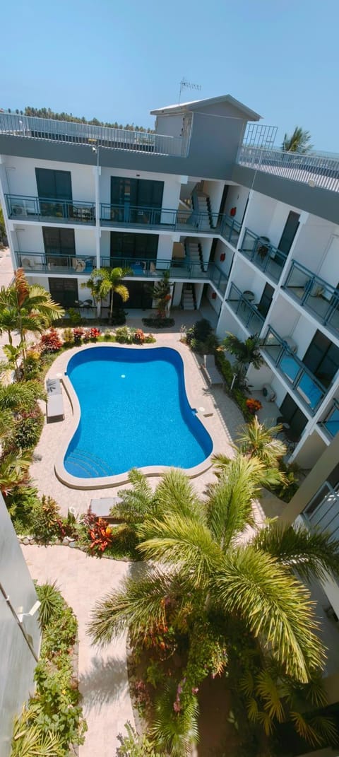 Property building, Day, Pool view, Swimming pool, sunbed