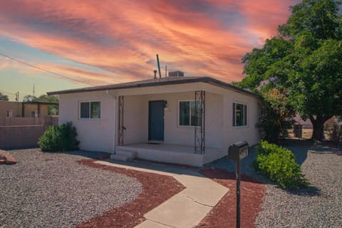 Casa Urbana-2BD-2BTH-Hot Tub-Pet Friendly-No Pet Fees! Maison in Albuquerque