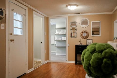 The Gas Lantern-quiet And Convenient pets House in Richmond Hill