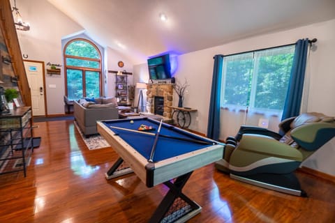 Harmony Hill Stylish 4bd Mountain Retreat, Hot Tub, Games House in Middle Smithfield