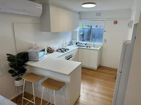 Quiet & Private with city access and free wifi Condo in Thomastown