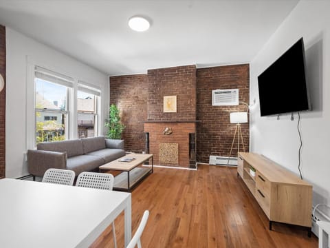 Shadyside, Pittsburgh, Modern and Cozy 1 Bedroom Unit3 with Free Parking Condo in Shadyside