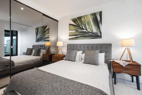 Experience Lakeside Luxury from Three Balconies Appartamento in Saint Kilda