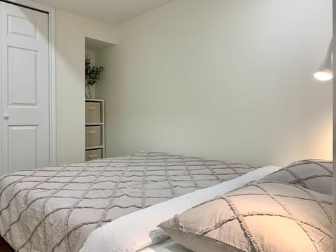 3Beds 2BA Cherry Blossom Suite - Free Parking - Central Oakridge Neighbourhood Bed and Breakfast in Vancouver