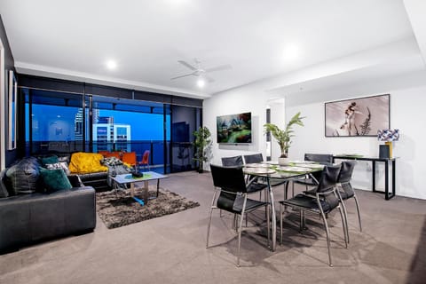 Circle on Cavill - Self Contained Apartments - Wow Stay Condo in Surfers Paradise