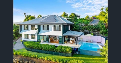 'Whitsunday Blue' Luxury Home with Ocean Views House in Airlie Beach