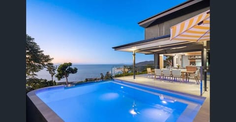 'Whitsunday Blue' Luxury Home with Ocean Views House in Airlie Beach