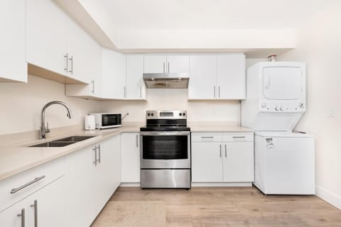 Kitchen or kitchenette, minibar, oven, stove