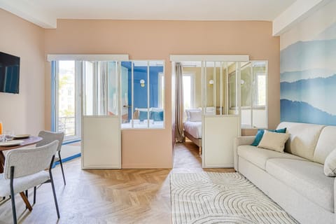 Appartement coloré Wagram Apartment in Levallois-Perret