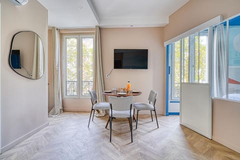 Appartement coloré Wagram Condo in Levallois-Perret