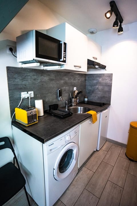 Kitchen or kitchenette, minibar, stove, toaster, washing machine