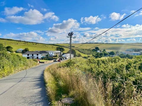 Nook Cottage Short Walk To Porth Beach - Private Parking Maison in Newquay