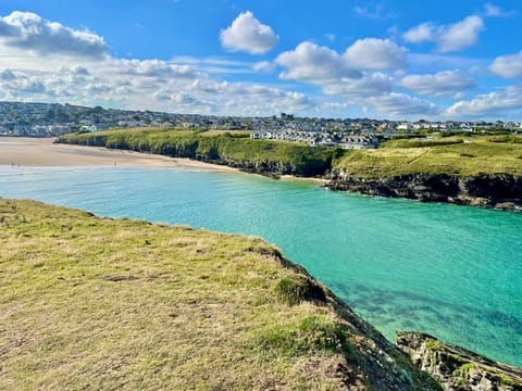 Nook Cottage Short Walk To Porth Beach - Private Parking House in Newquay