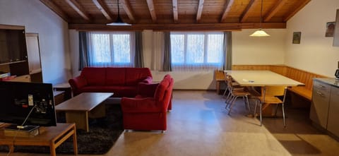 TV and multimedia, Living room, Seating area, Dining area