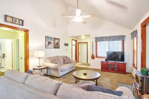 Lakeside Retreat, walking distance to Bear Lake House in Big Bear