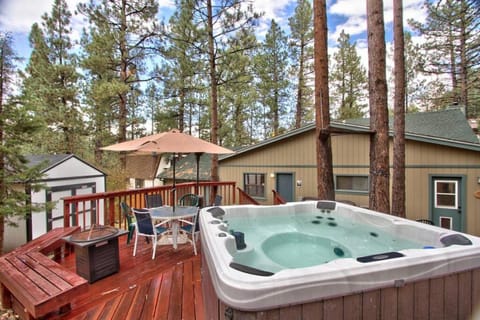 AC, spa, game room, and deck at The Golden Forest House in Big Bear