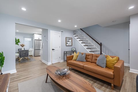 Modern LUXURY 4 BR 7 BED TOWNHOME Near Transportation Casa in District of Columbia