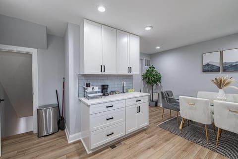 Modern LUXURY 4 BR 7 BED TOWNHOME Near Transportation Maison in District of Columbia