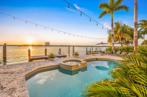 Stunning Waterfront Home in the Center of Miami Condominio in North Bay Village