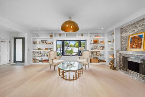 Stunning Waterfront Home in the Center of Miami Condo in North Bay Village