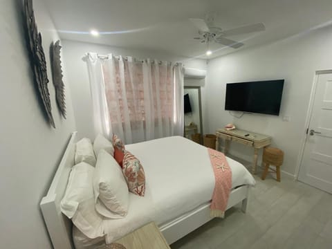 Bed, TV and multimedia, Photo of the whole room, Bedroom, fireplace