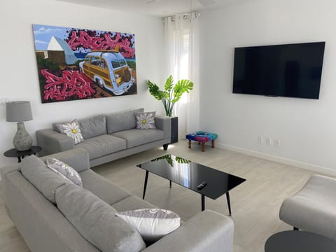 Communal lounge/ TV room, TV and multimedia, Living room, Seating area, Evening entertainment